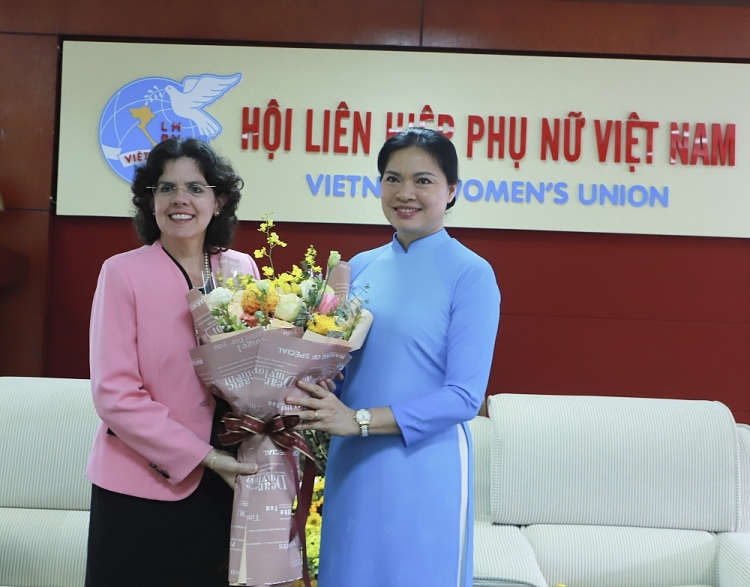 Đại sứ Cuba tại Việt Nam nhận kỷ niệm chương “Vì sự phát triển của phụ nữ Việt Nam” Đại sứ Cuba tại Việt Nam nhận kỷ niệm chương “Vì sự phát triển của phụ nữ Việt Nam”