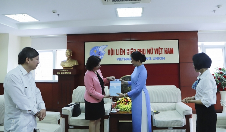 Đại sứ Cuba tại Việt Nam nhận kỷ niệm chương “Vì sự phát triển của phụ nữ Việt Nam” Đại sứ Cuba tại Việt Nam nhận kỷ niệm chương “Vì sự phát triển của phụ nữ Việt Nam”
