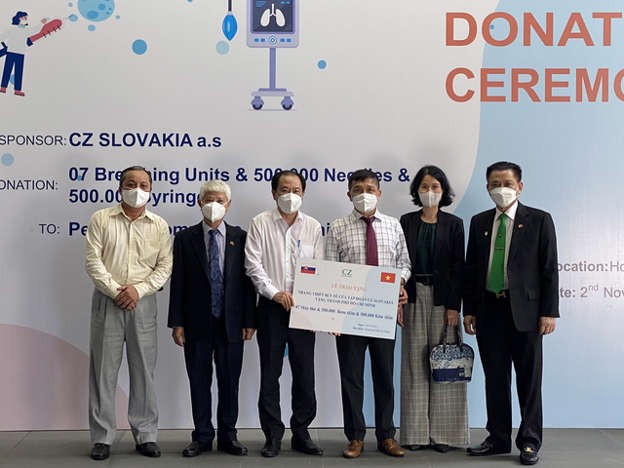 CZ Slovakia a.s tặng thiết bị y tế trị giá 200.000 USD hỗ trợ TP.HCM phòng, chống dịch COVID-19 CZ Slovakia a.s tặng thiết bị y tế trị giá 200.000 USD hỗ trợ TP.HCM phòng, chống dịch COVID-19