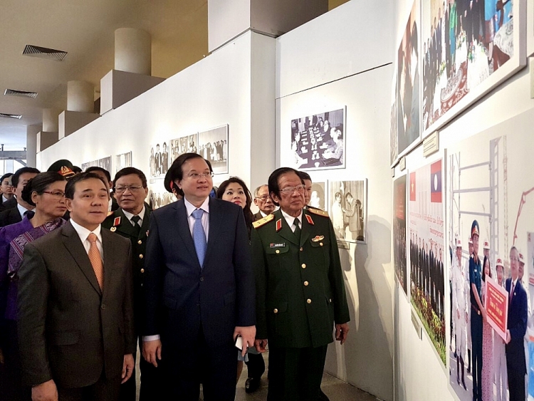Các đại biểu tham quan triển lãm