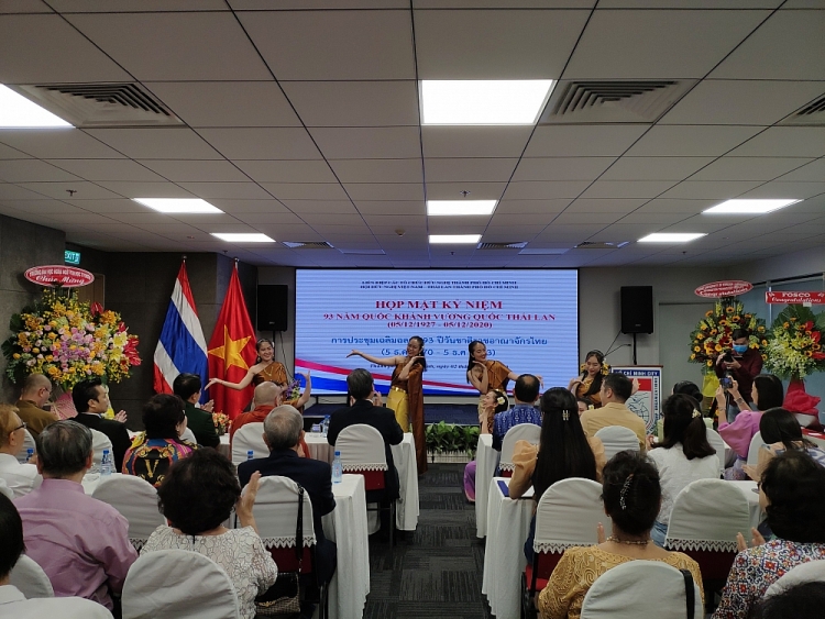 Trao tặng 15 triệu đồng cho học sinh khó khăn nhân kỷ niệm 93 năm Quốc khánh Thái Lan