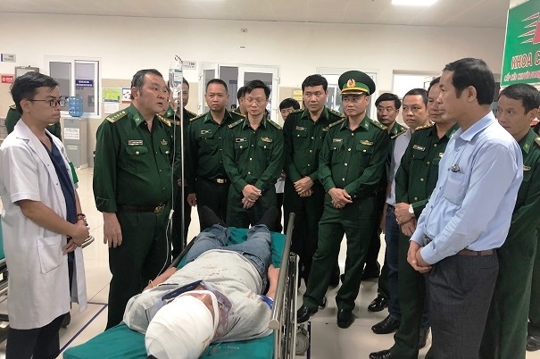 Vây ráp bắt giữ 4 đối tượng sử dụng vũ khí nóng buôn ma túy xuyên quốc gia quang binh vay rap bat giu 4 doi tuong su dung vu khi nong buon ma tuy xuyen quoc gia