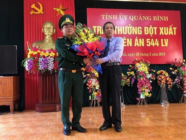 Thưởng nóng cho Ban chuyên án vây ráp bắt giữ các đối tượng vận chuyển ma túy xuyên quốc gia thuong nong cho ban chuyen an vay rap bat giu cac doi tuong van chuyen ma tuy xuyen quoc gia
