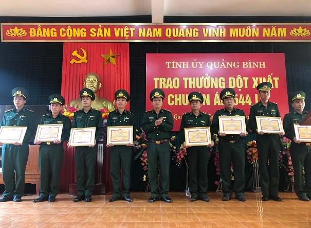 Thưởng nóng cho Ban chuyên án vây ráp bắt giữ các đối tượng vận chuyển ma túy xuyên quốc gia thuong nong cho ban chuyen an vay rap bat giu cac doi tuong van chuyen ma tuy xuyen quoc gia