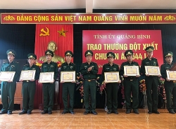 video bat qua tang nguoi phu nu van chuyen 19 khau sung tu che giua pho ha noi