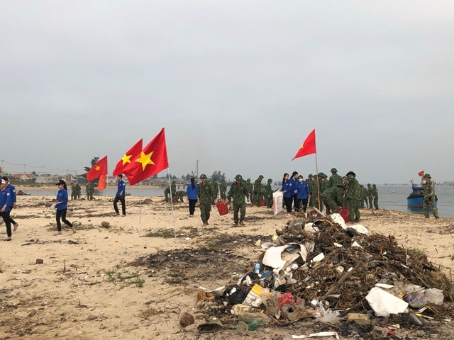 bien phong quang binh ra quan lam sach moi truong bien