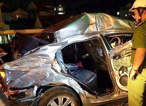 Tai nạn trong đêm khiến 5 người trong một gia đình thương vong tai nan trong dem khien 5 nguoi trong mot gia dinh thuong vong