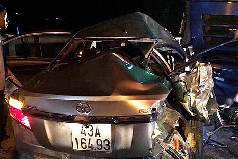 Tai nạn trong đêm khiến 5 người trong một gia đình thương vong tai nan trong dem khien 5 nguoi trong mot gia dinh thuong vong
