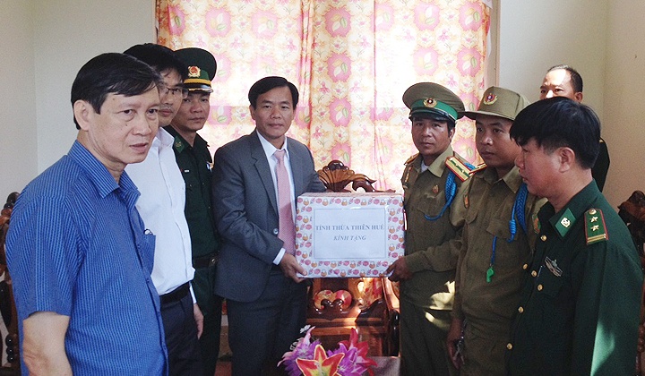 70 hộ dân Sê Kông được nhận quà từ tỉnh Thừa Thiên-Huế 70 ho dan se kong duoc nhan qua tu tinh thua thien hue