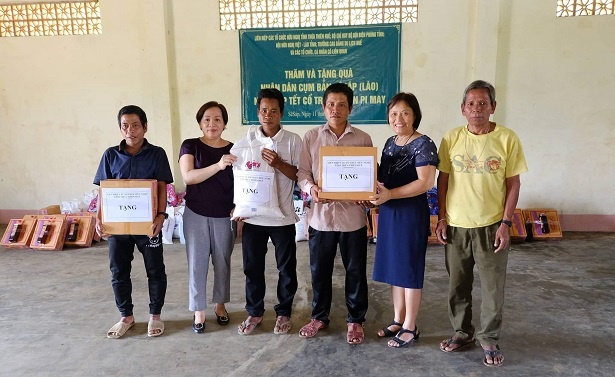 70 hộ dân Sê Kông được nhận quà từ tỉnh Thừa Thiên-Huế 70 ho dan se kong duoc nhan qua tu tinh thua thien hue