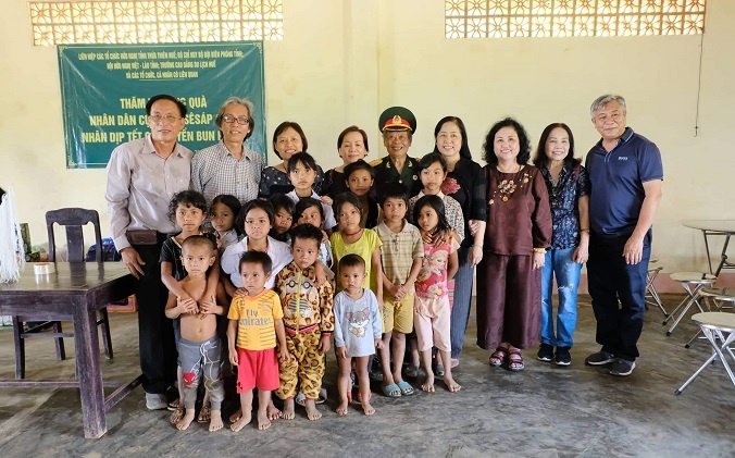 70 hộ dân Sê Kông được nhận quà từ tỉnh Thừa Thiên-Huế 70 ho dan se kong duoc nhan qua tu tinh thua thien hue