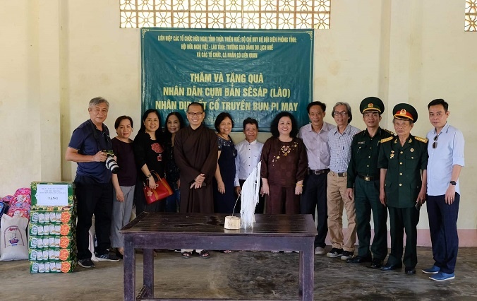 70 hộ dân Sê Kông được nhận quà từ tỉnh Thừa Thiên-Huế 70 ho dan se kong duoc nhan qua tu tinh thua thien hue