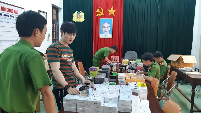 Tịch thu lô hàng ‘khủng’ máy hút thuốc lá điện tử ở Huế hue tich thu lo hang khung may hut thuoc la dien tu