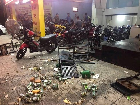 Bắt nhóm côn đồ dùng vũ khí đập phá tiệm cầm đồ như phim hành động bat nhom con do dung vu khi dap pha tiem cam do nhu phim hanh dong o hue