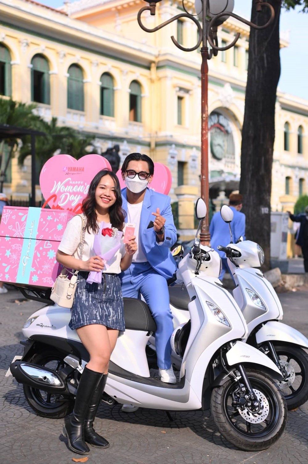 Các bạn nữ không khỏi phấn khích khi bất ngờ được tặng quà từ các Xăng tăng giá, xe ga tiết kiệm nhiên liệu đáng mua nhất