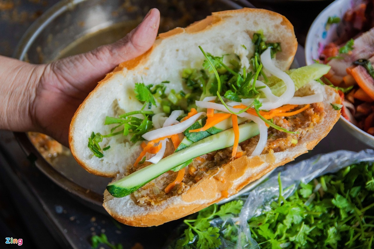 Famous 40-year-old 'Banh mi Ba Tau' shop in HCMC Famous 40-year-old 'Banh mi Ba Tau' cart vendor in HCMC