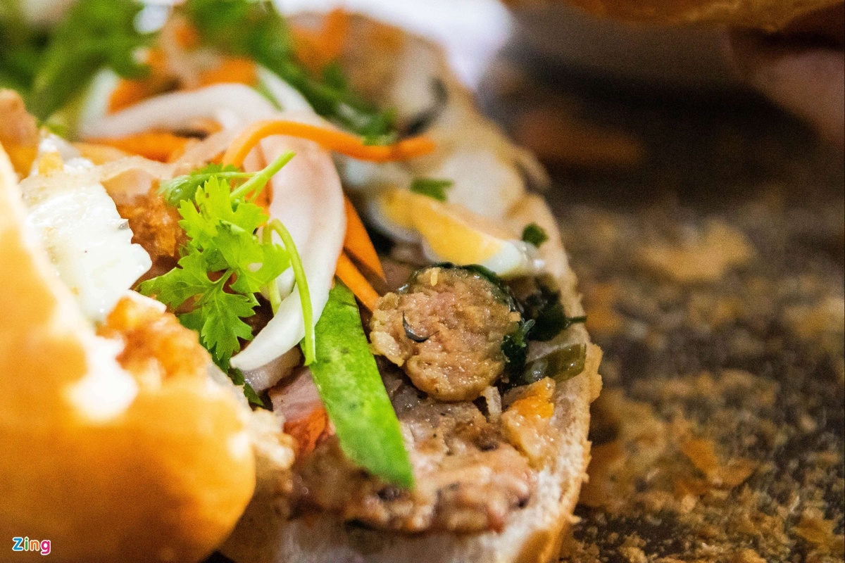 Famous 40-year-old 'Banh mi Ba Tau' shop in HCMC Famous 40-year-old 'Banh mi Ba Tau' cart vendor in HCMC
