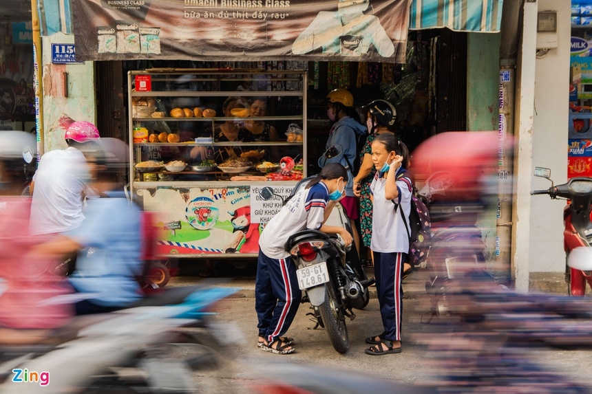 Photo: Zing News 1818-banh-mi-ba-tau-2