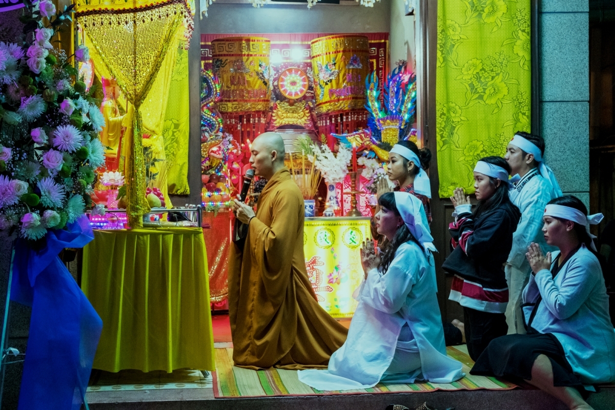 American filmmaker making movie about Vietnamese funeral customs American filmmaker making movie about Vietnamese funeral customs