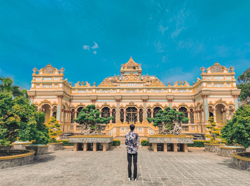 vinh trang southern pagoda that possesses three giant buddha statue