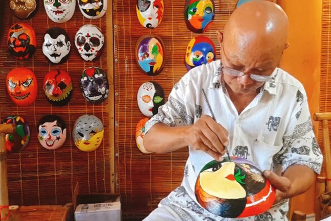 Unique story of an artist spending his life to paint 