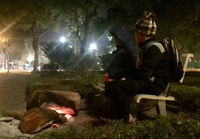 Young volunteers work overnight to rescue homeless children in Hanoi Young volunteers work overnight to rescue homeless children in Hanoi