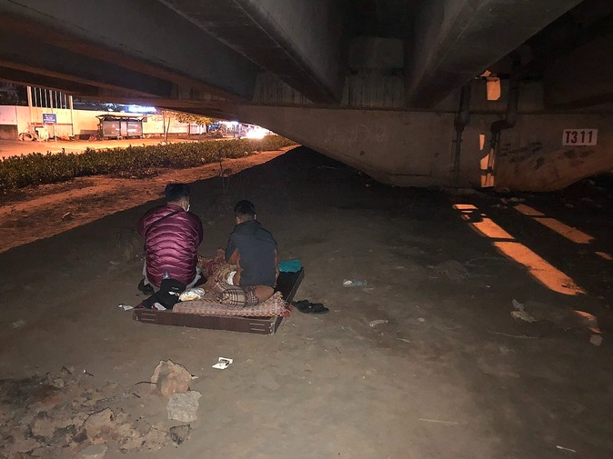 Young volunteers work overnight to rescue homeless children in Hanoi Young volunteers work overnight to rescue homeless children in Hanoi