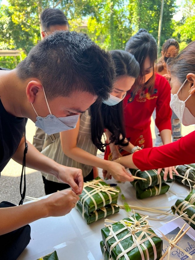 Vietnamese Community in Singapore Holds Contest to Make Banh Chung Vietnamese Community in Singapore Holds Contest to Make Banh Chung
