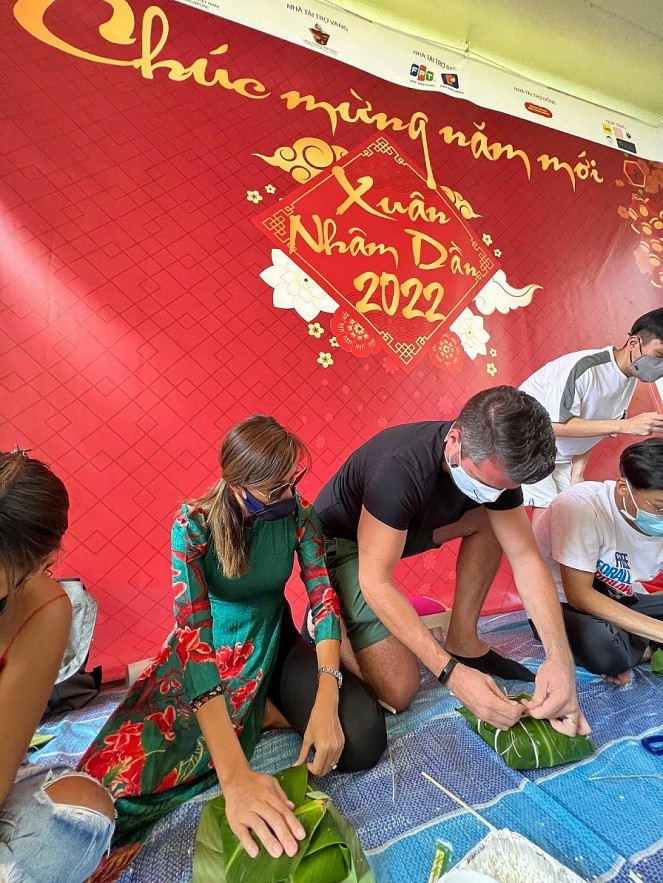 Vietnamese Community in Singapore Holds Contest to Make Banh Chung Vietnamese Community in Singapore Holds Contest to Make Banh Chung