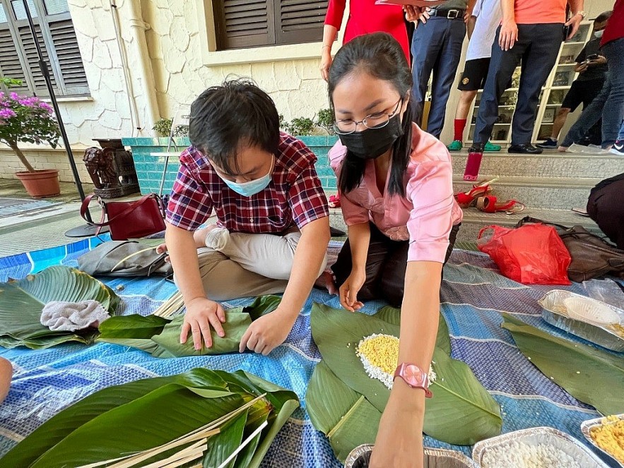 Vietnamese Community in Singapore Holds Contest to Make Banh Chung Vietnamese Community in Singapore Holds Contest to Make Banh Chung
