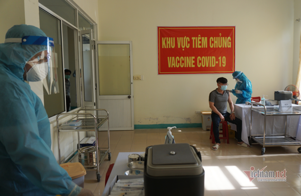 In Photo: First medical workers in Da Nang vaccinated with Covid-19