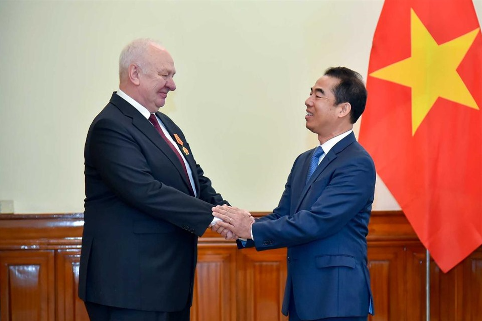 Vietnam presents Friendship Order to Russian Ambassador 0204-capture