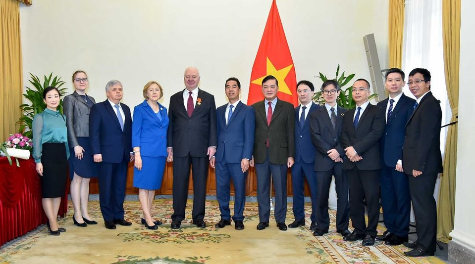 Vietnam presents Friendship Order to Russian Ambassador 0205-capture1