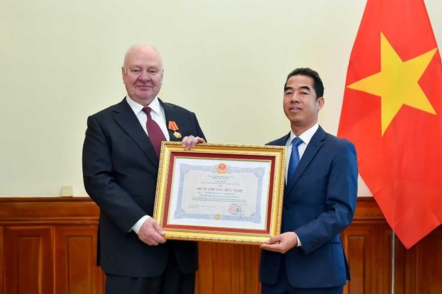 Vietnam presents Friendship Order to Russian Ambassador 0208-capture2