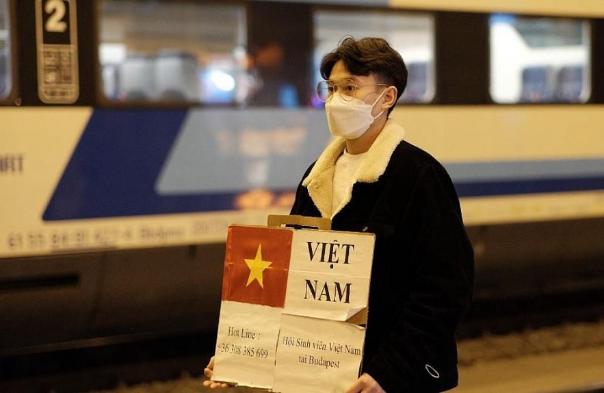 In Photos: Young Vietnamese Help Refugees on Ukraine Border