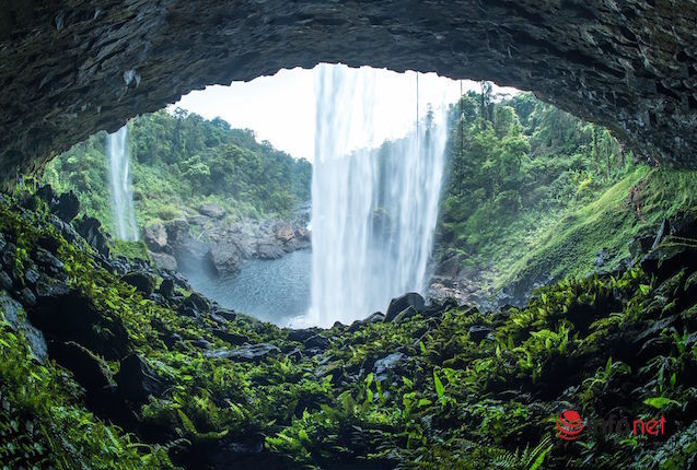 Lost in heaven scene in the waterfall of Hang En Lost in heaven scene in the waterfall of Hang En