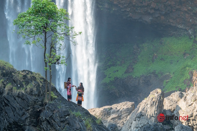 Lost in heaven scene in the waterfall of Hang En Lost in heaven scene in the waterfall of Hang En