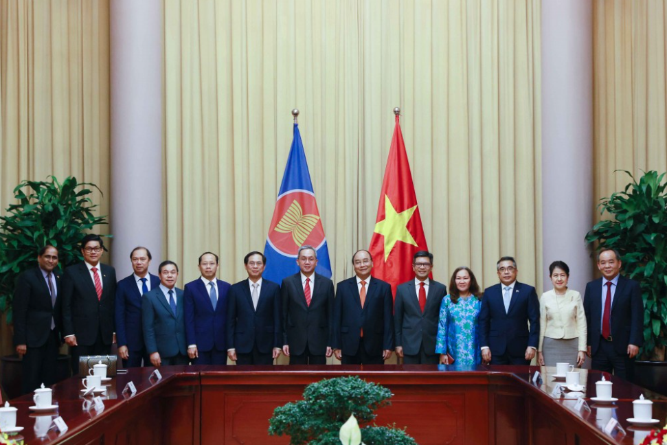 State leader Nguyen Xuan Phuc welcomes ASEAN diplomats State leader Nguyen Xuan Phuc welcomes ASEAN diplomats