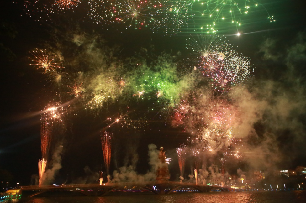 Brilliant fireworks on Hung Kings' commemorate day Brilliant fireworks on Hung Kings' commemorate day