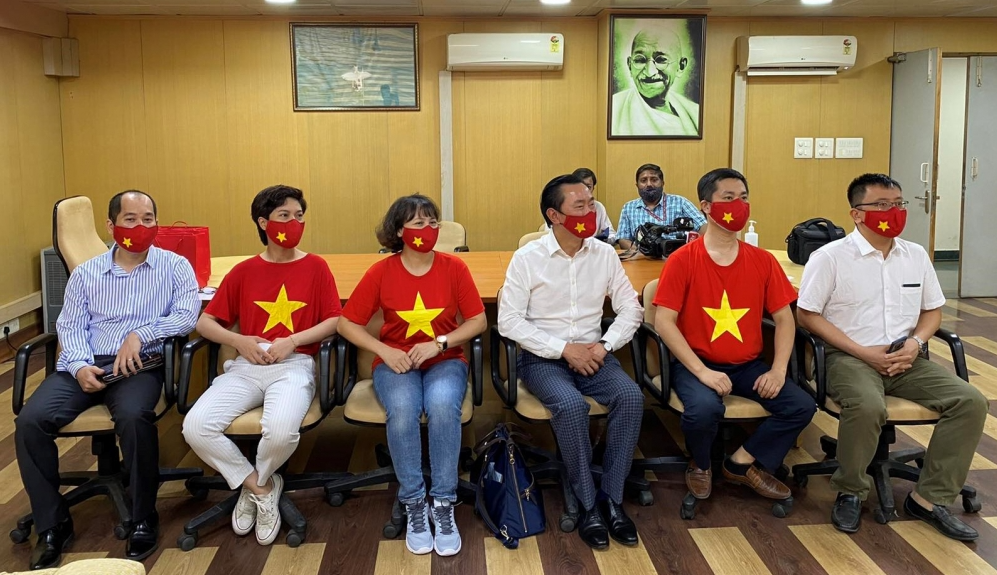 Hotline to support Vietnamese in India Hotline to support Vietnamese in India