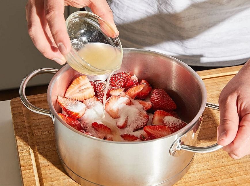 Recipe for Sweet Afternoon Break: Pancake with Strawberry Puree Recipe for Sweet Afternoon Break: Pancake with Strawberry Puree
