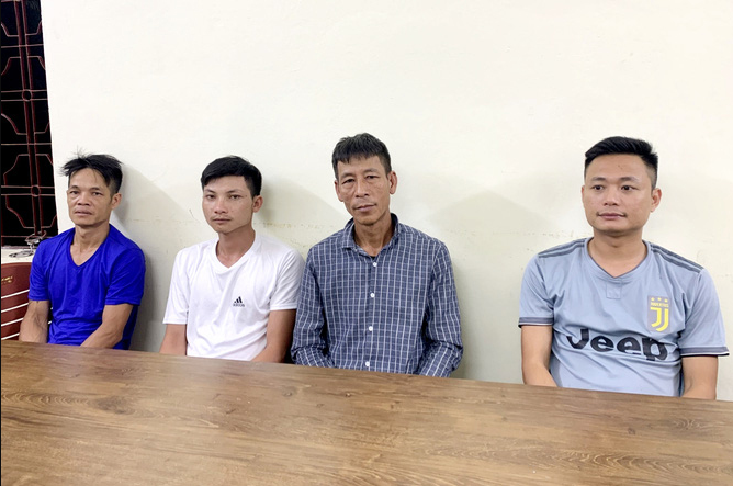 A Chinese illegally enters Vietnam by hiding in car trunk A Chinese illegally enters Vietnam by hiding in car trunk