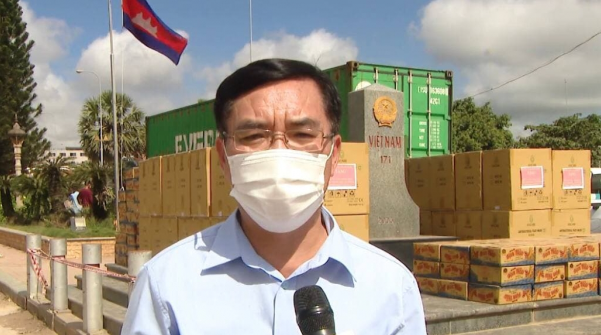 Vietnamese in Cambodia receive relief aids to overcome struggles caused by pandemic Vietnamese in Cambodia receive relief aids to overcome struggles caused by pandemic