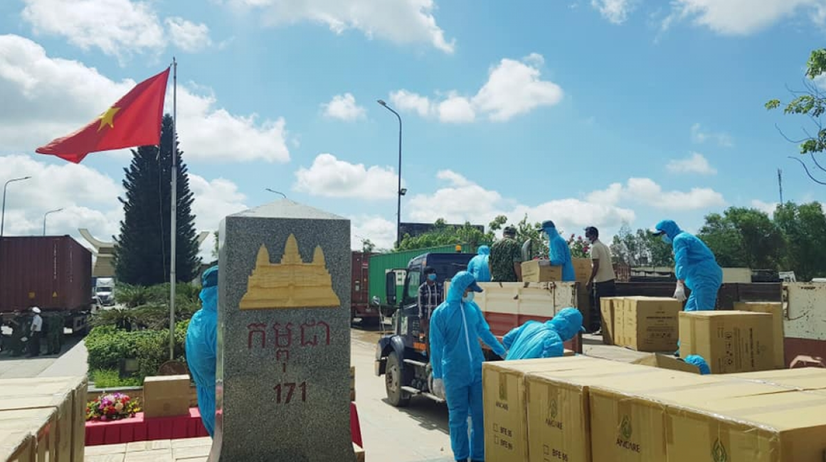 Vietnamese in Cambodia receive relief aids to overcome struggles caused by pandemic Vietnamese in Cambodia receive relief aids to overcome struggles caused by pandemic