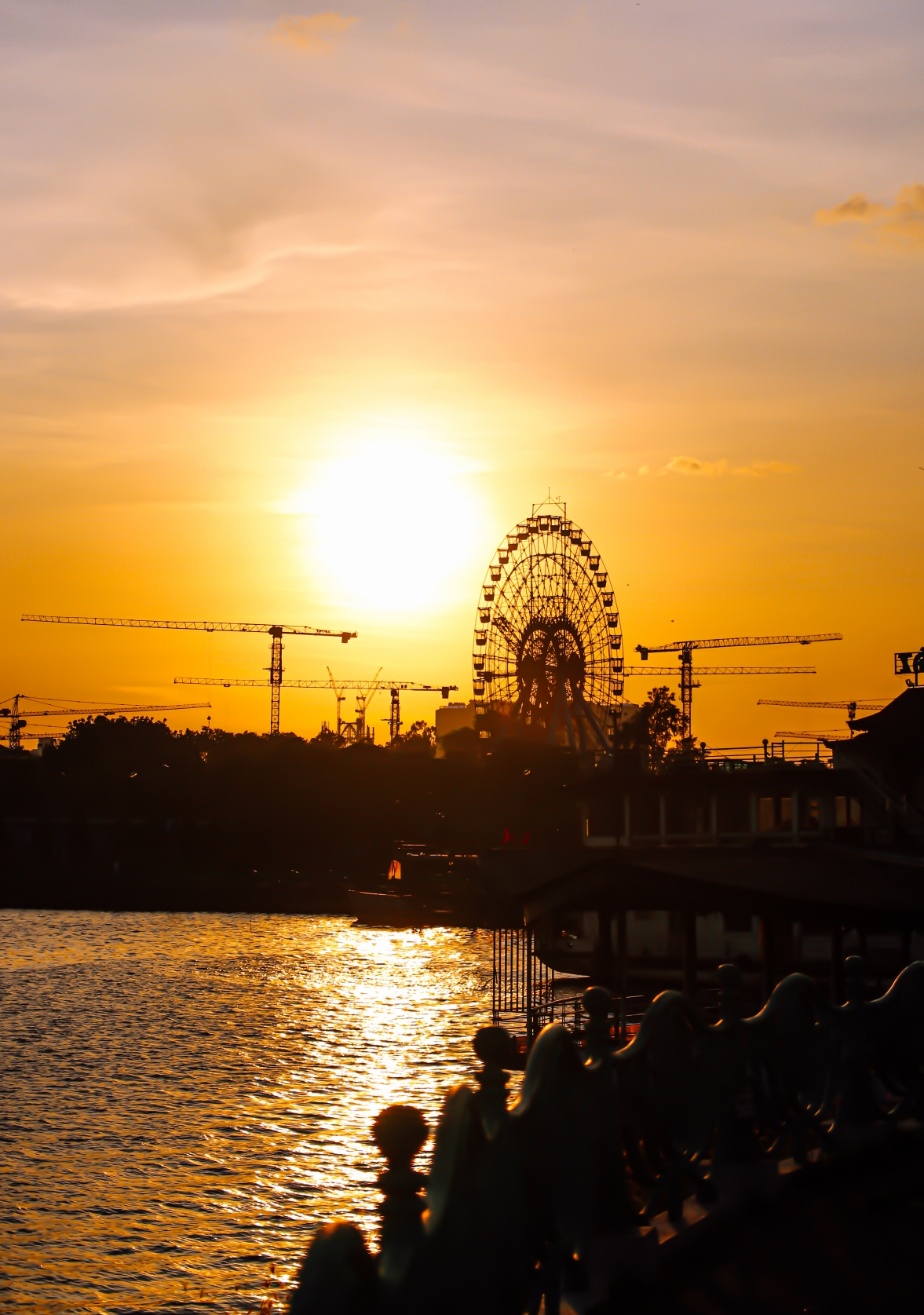 West Lake's mesmerizing sunset scene West Lake's mesmerizing sunset scene