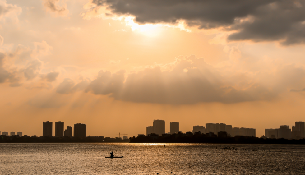 West Lake's mesmerizing sunset scene West Lake's mesmerizing sunset scene
