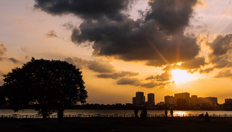 West Lake's mesmerizing sunset scene West Lake's mesmerizing sunset scene