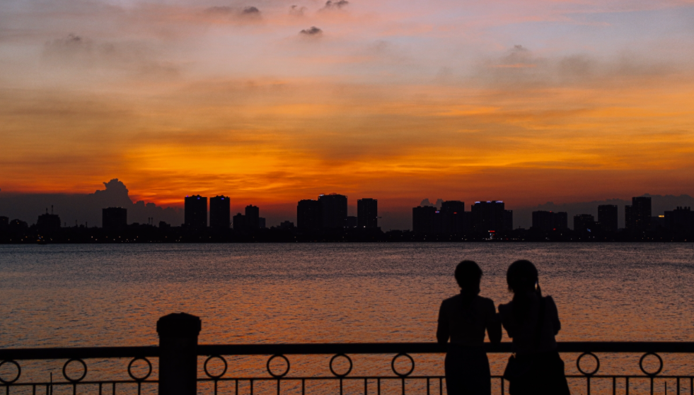 West Lake's mesmerizing sunset scene West Lake's mesmerizing sunset scene