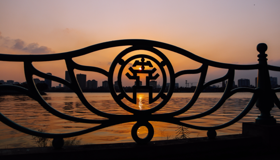 West Lake's mesmerizing sunset scene West Lake's mesmerizing sunset scene