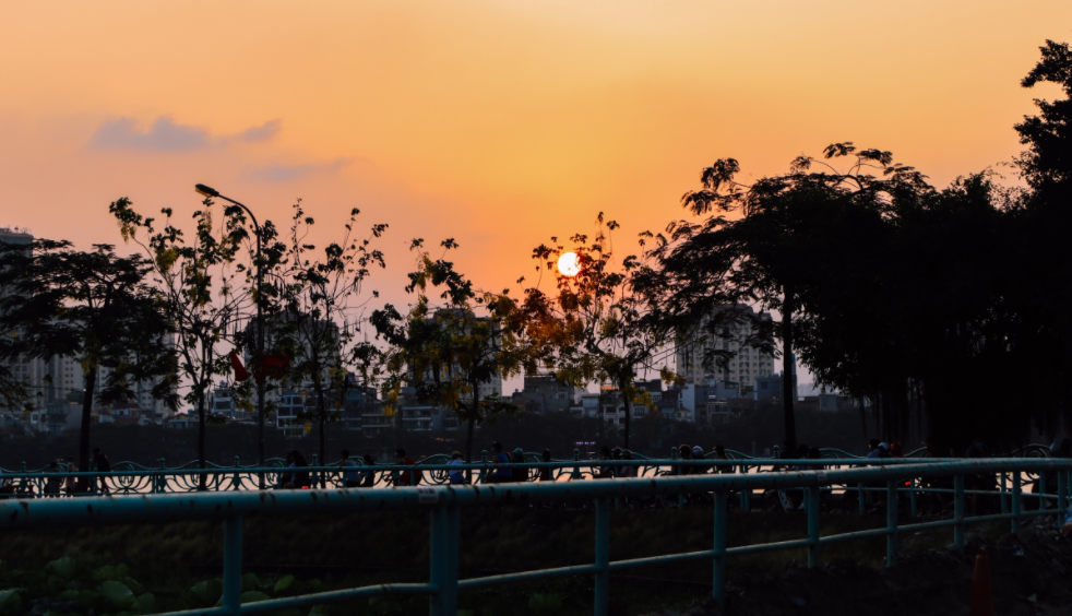 West Lake's mesmerizing sunset scene West Lake's mesmerizing sunset scene